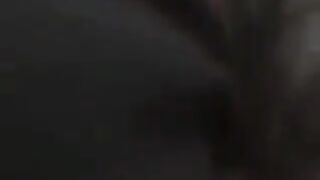 مصي عيري - شخص يأمر ميلف بمص عيره عند الدخول الى السكن!
