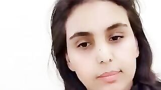 كويتية تستعرض جسمها عارية
