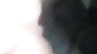 مرأة جزائرية  مصاحبة شاب  اصغر منها تمص عيرة للخصاوي
