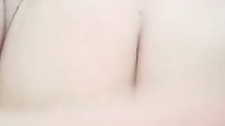 بنت مغربية تعرض ديدها لعشيقها