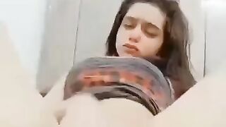 مراهقة صغير تفتح كام وتستمني